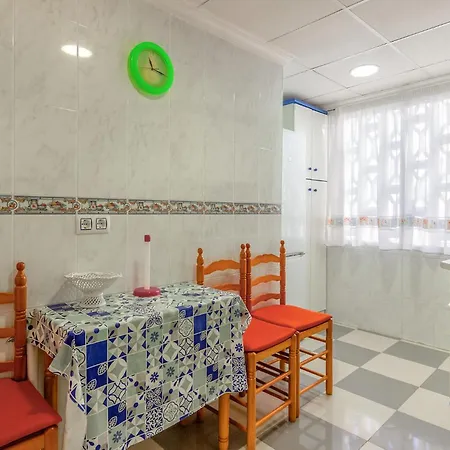 3 Bedroom Pet Friendly In Apartment *